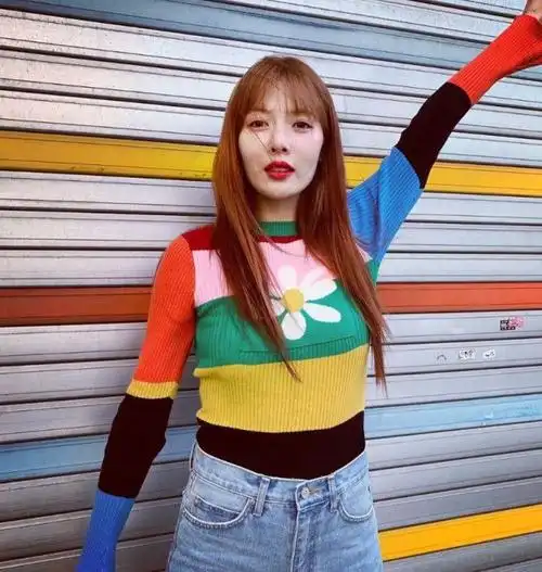 泫雅穿吊带衫打个蝴蝶结固定,热舞意外散开,一直用手抓让人尬