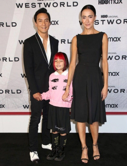 吴彦祖携妻女走红毯,混血妻子似干瘪老太婆,9岁女儿染红发