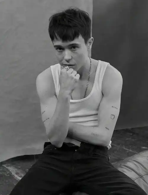 盗梦空间女主变性成硬汉,八块腹肌太man了,网友:他好帅|艾伦·佩姬