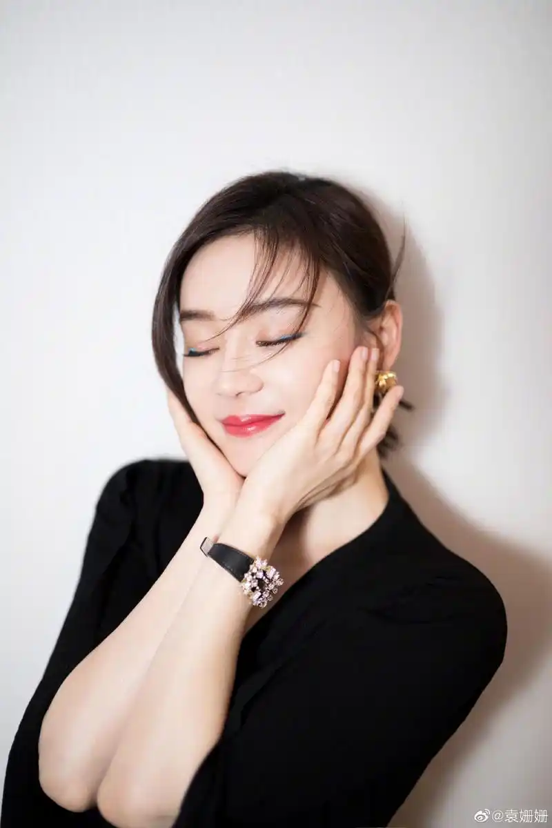 袁姗姗捧脸拍照笑靥如花 深v上衣搭配皮裙凸显好身材