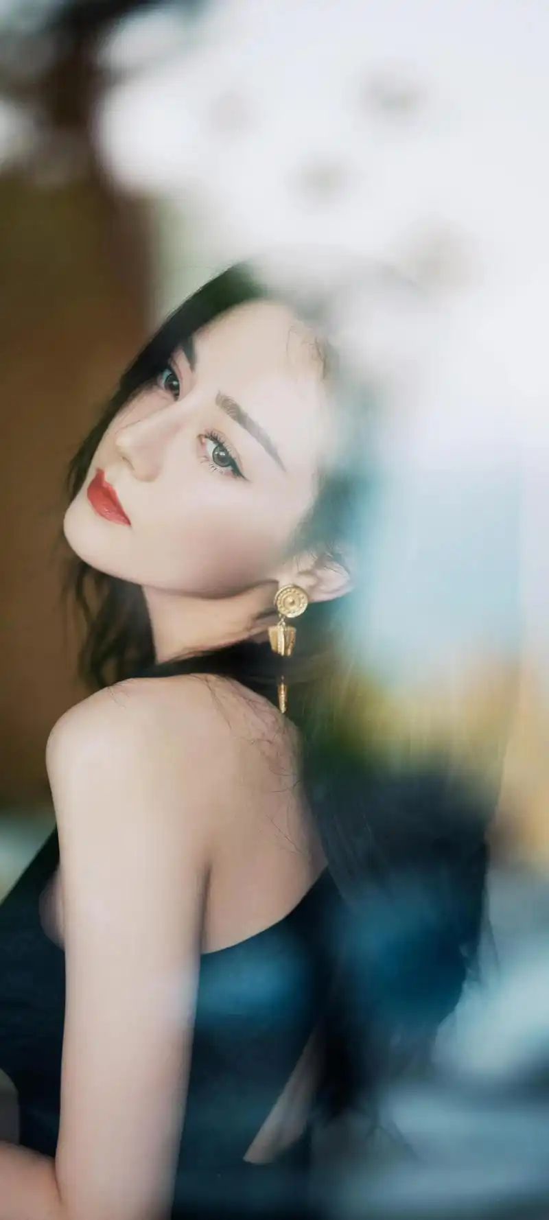 迪丽热巴壁纸:魅力女神,穿越屏幕的美丽与温暖 迪丽热巴,这位来自新疆