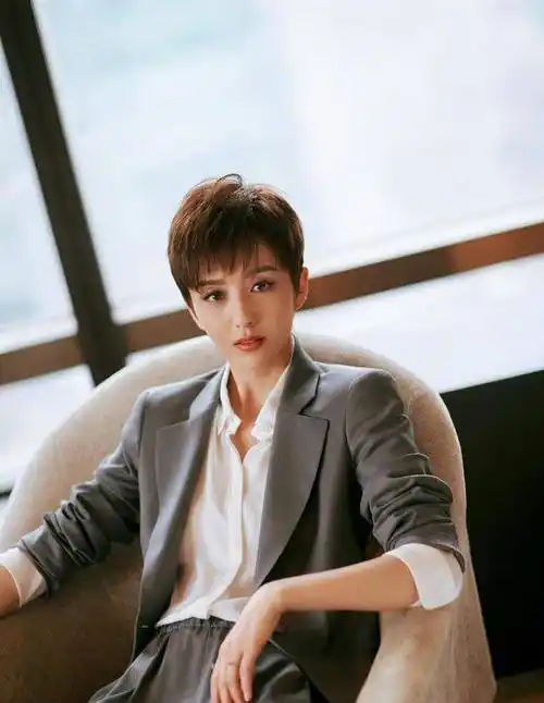 女明星频频剪短发:欧阳娜娜不敢认,颖宝太时尚,只有她是真帅_长发