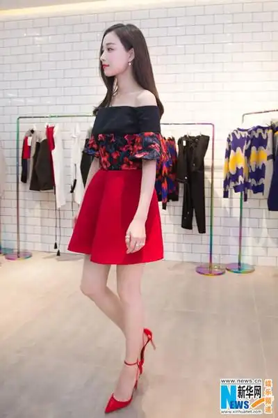 倪妮郑恺现身奢侈品店香肩美腿秀不停