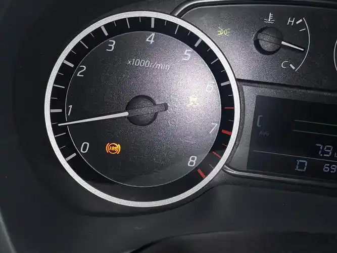 仪表盘上亮黄灯