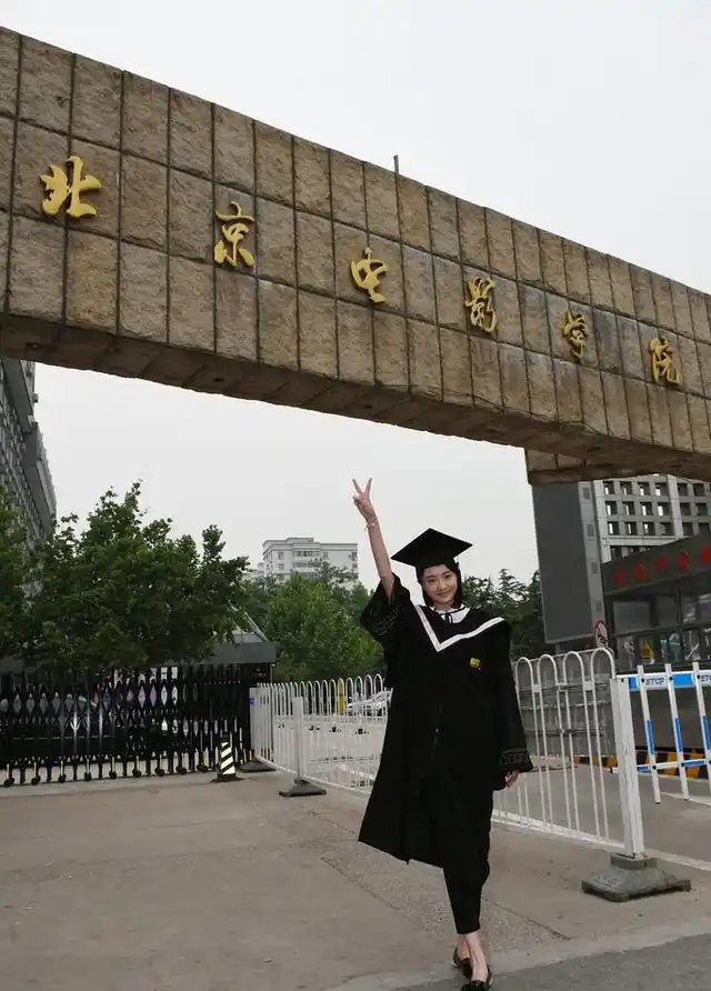 北京,北京电影学院2012级全体毕业生在校园内拍摄毕业照, 图片来源