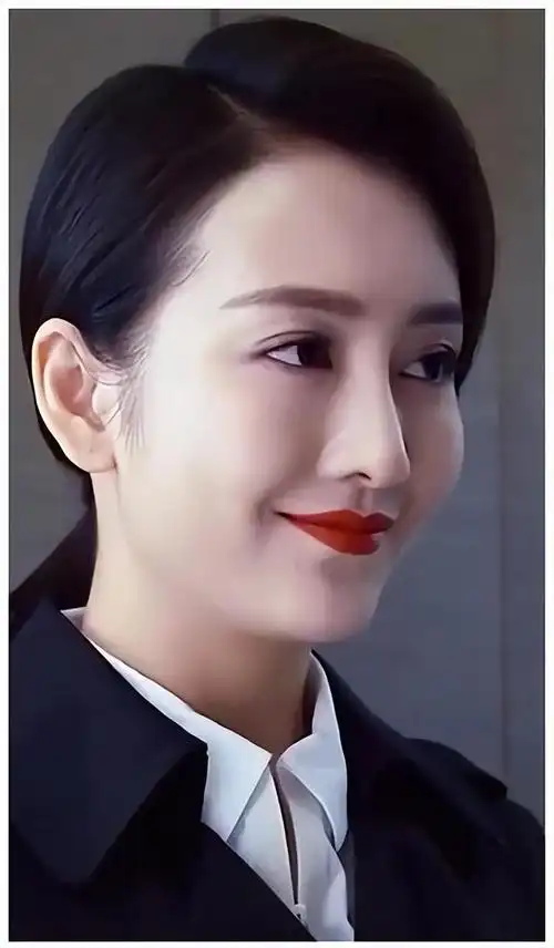 机场偶遇王鸥素颜仍不失风韵网友说两个月后小孩就要出生啦