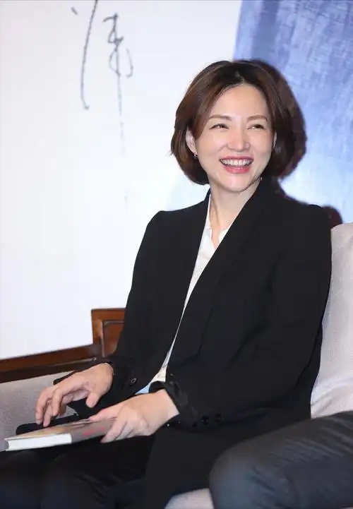 董卿久违露面当评委,穿企业家造型腿瘦得像竹竿,炸毛刘海抢镜