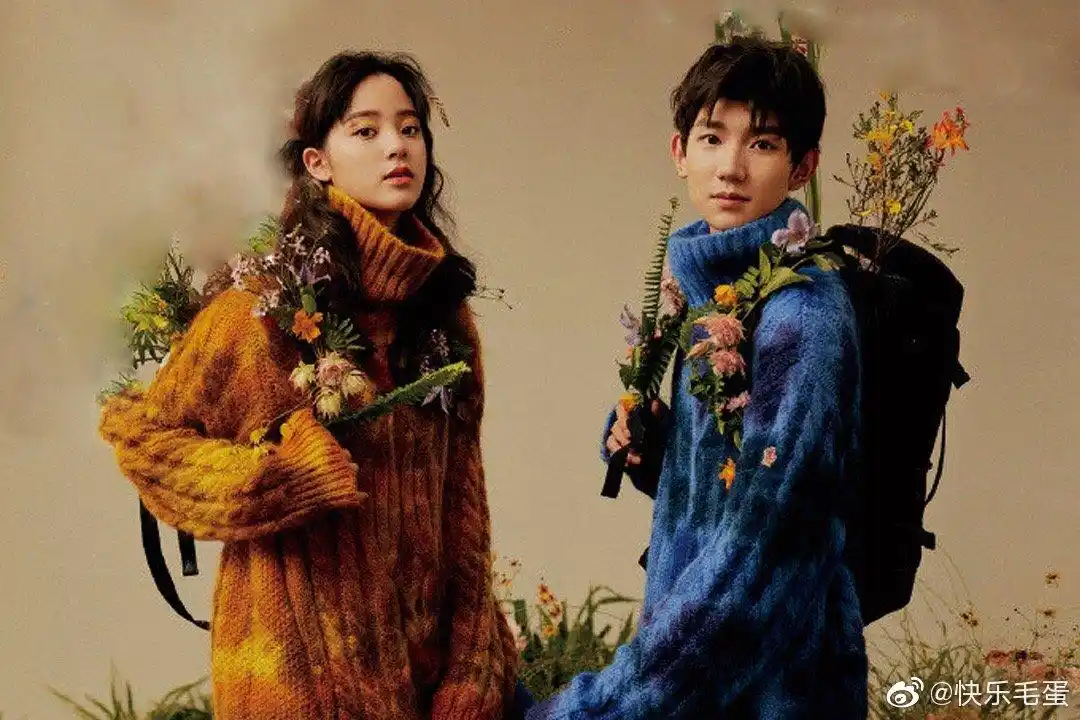 王源欧阳娜娜合体拍摄杂志,穿同款毛衣现身花丛,满满的青春气息