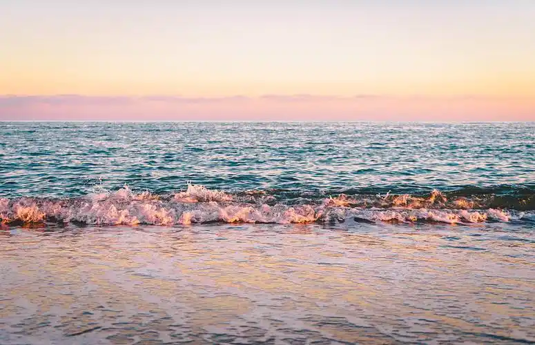 早晨大海浪漫美丽的风景图片下载