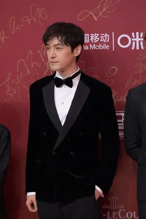一身黑色西装的他,展现出颇为自在的成熟魅力,在红毯上胡歌还将再次
