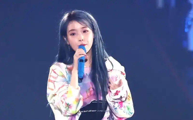 iu到底有多强?看看这3个顶级现场,不愧是南韩第一女solo!