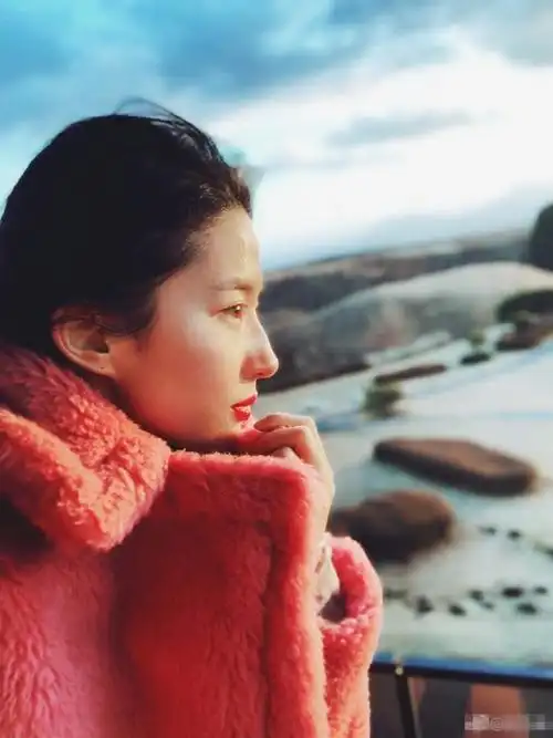 刘亦菲罕见晒九宫格美照,扎马尾顶素颜美翻,网友:仙女来人间