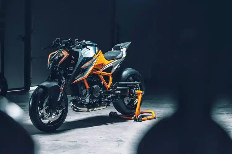 ktm1290superdukerr户外特写