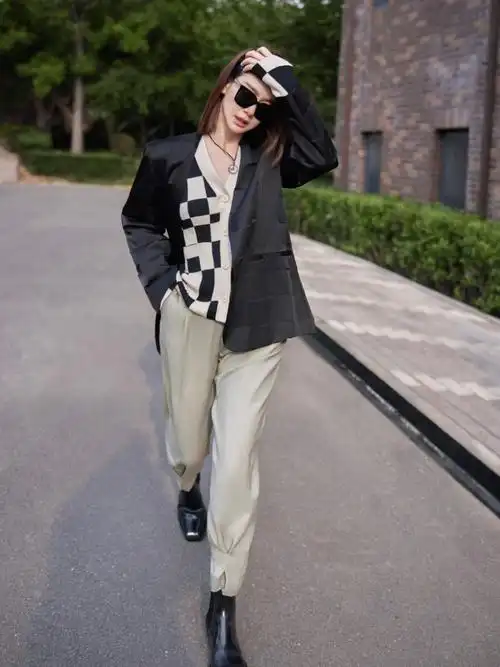 戚薇邀你入时髦的棋盘局