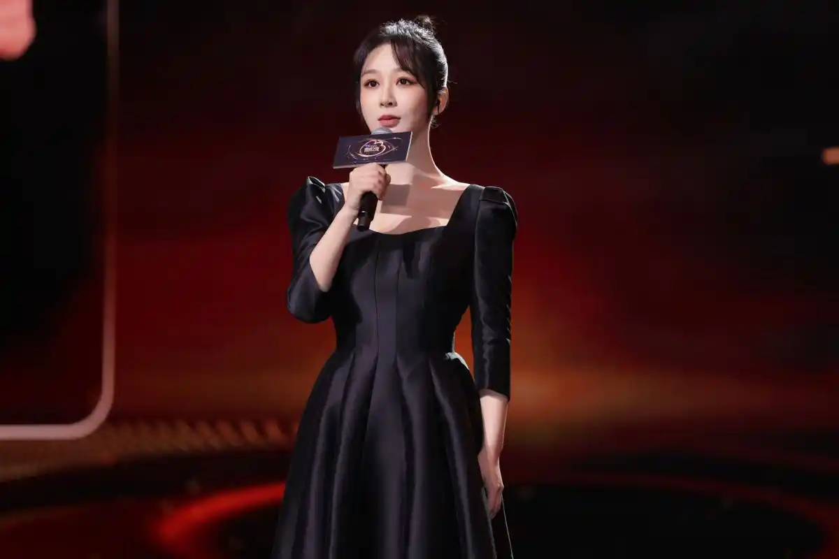 杨紫黑色连身礼服裙,妆容精致,状态不错!