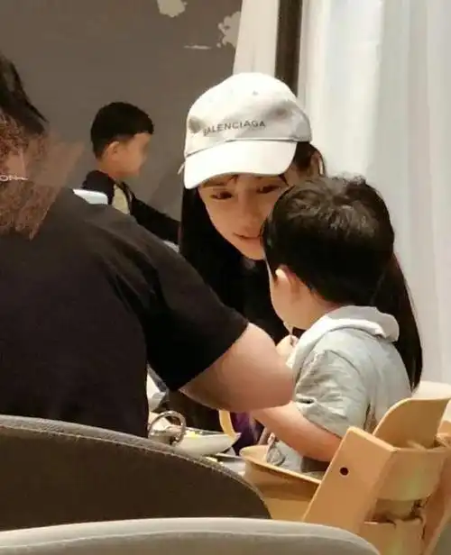 魔高一尺道高一丈离婚快2年46岁的黄晓明还是败给了baby