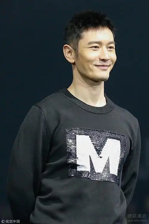 黄晓明帅笑暖化人心 baby变"小迷妹"