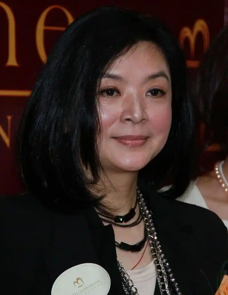 标题:陈玉莲勇敢揭秘:与周润发所生的儿子身份终于揭晓!