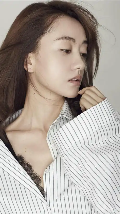 精美壁纸:杨蓉现代装,显得特别文静大气!