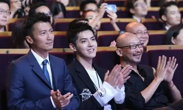 跟男人味十足的谢霆锋同框也能轻松hold住