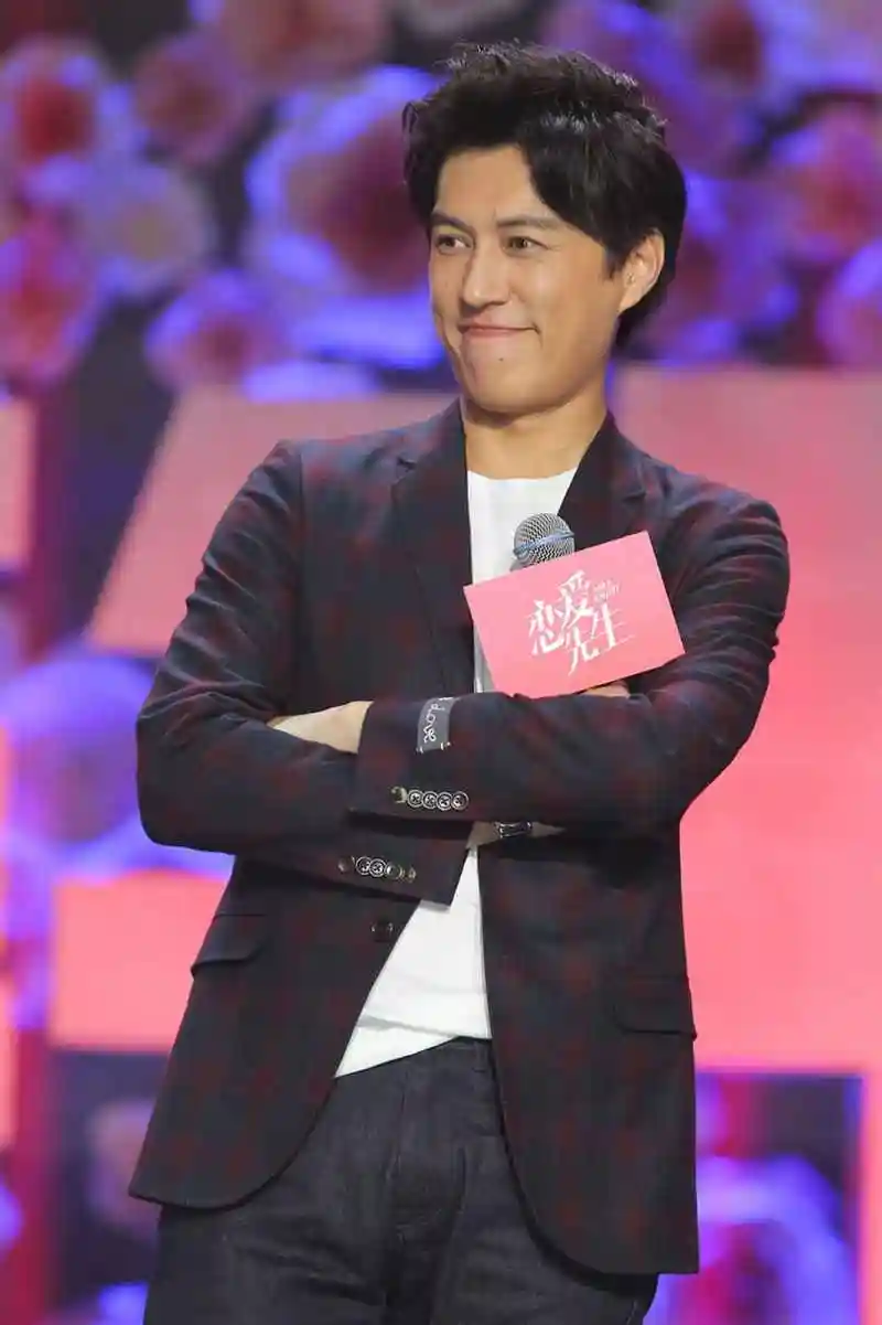 江疏影表白靳东:中国居然有这么帅的男演员