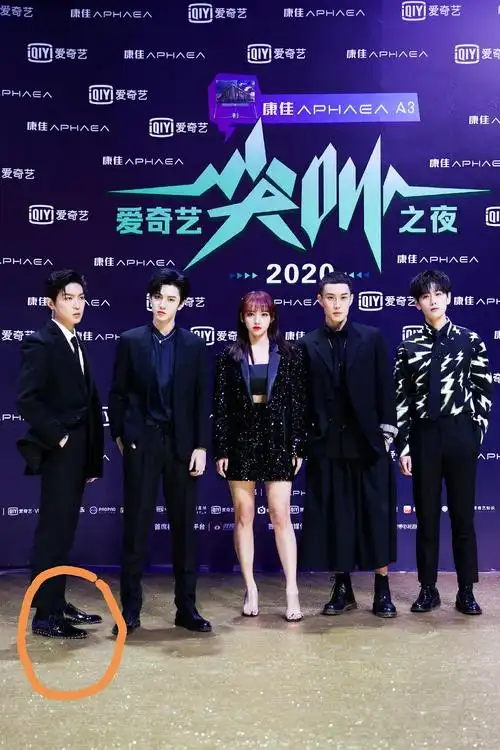 关于马伯骞身高 以下是他跟别人的同框合集 挑选的都是平底.