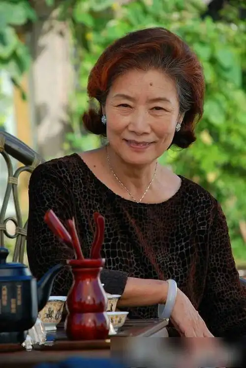 74岁获影后, 与丈夫分居11年到白头, 儿媳妇很出名|吕中|儿媳妇|何琳