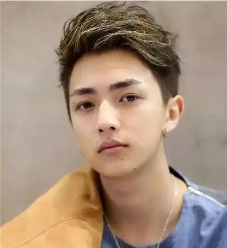 15款两边剃短中间留长很阳光帅气的男生短发发型