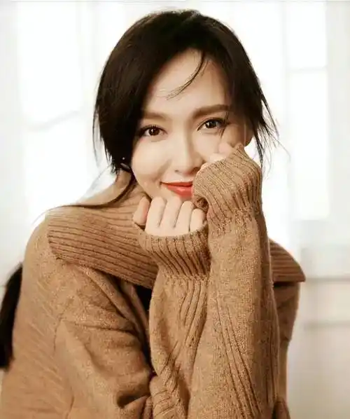 唐嫣生图状态在线甜美可人 穿卡其色毛衣简约时尚,不愧是女神!
