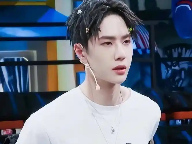 王一博的短视频话题破1000亿了,随便跳舞都很帅气,太有牌面了_能力