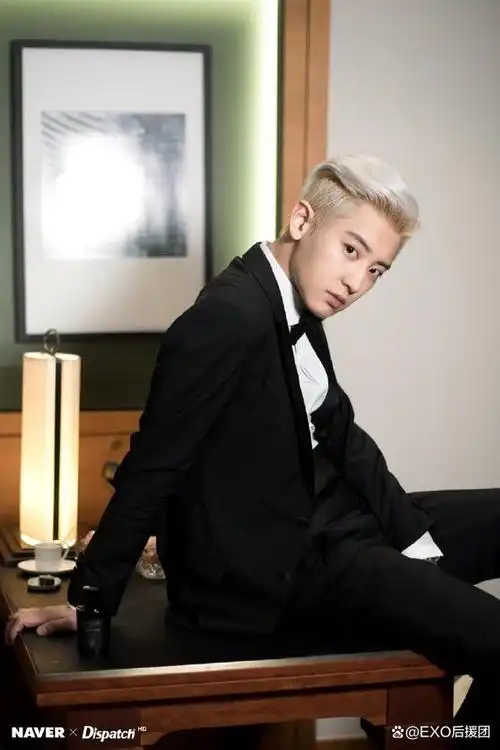 白衬衣的纯净与黑西装的沉稳交织在一起,将朴灿烈的气质衬托得更加