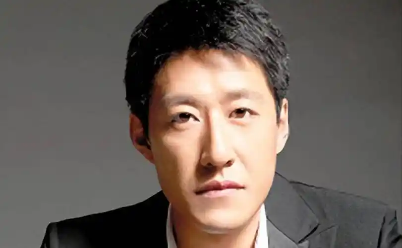 于震:"家暴"将妻子打到流产,2婚娶小13岁娇妻,变成宠妻狂魔_工作_酒吧