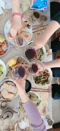 与闺蜜们尽情畅饮