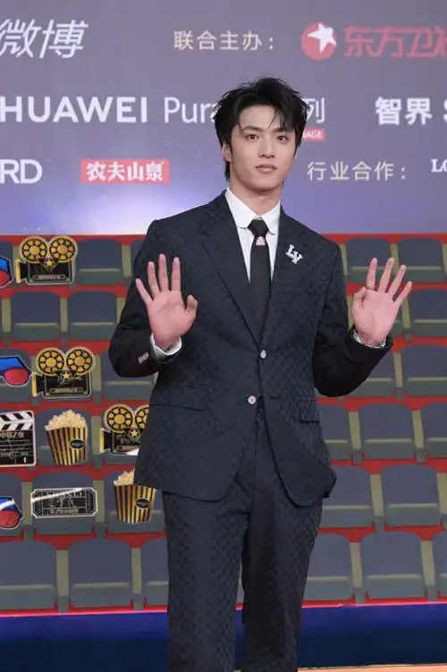 生图##微博电影之夜红毯##刘耀文抽中关晓彤##刘耀文要和关晓彤合照