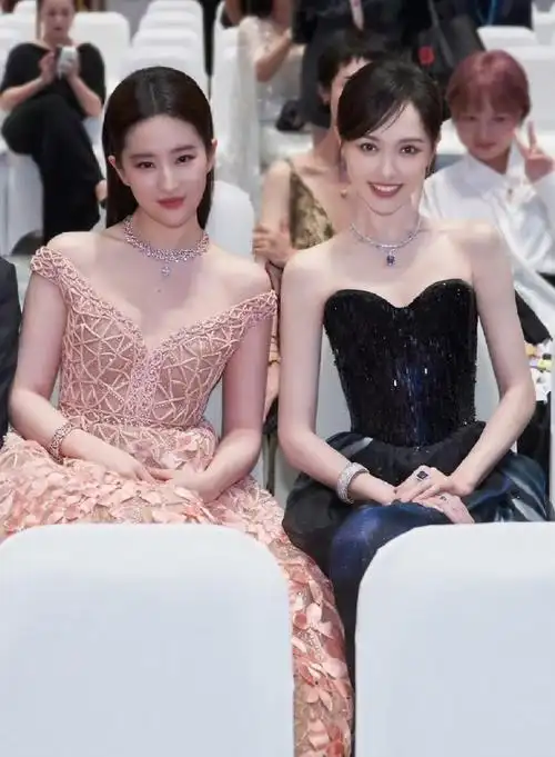 刘亦菲唐嫣合照