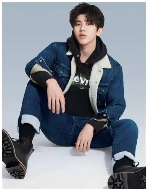 曾觉得蔡徐坤穿宽松裤是腿型不好,当他穿修身牛仔时,竹竿本竿!