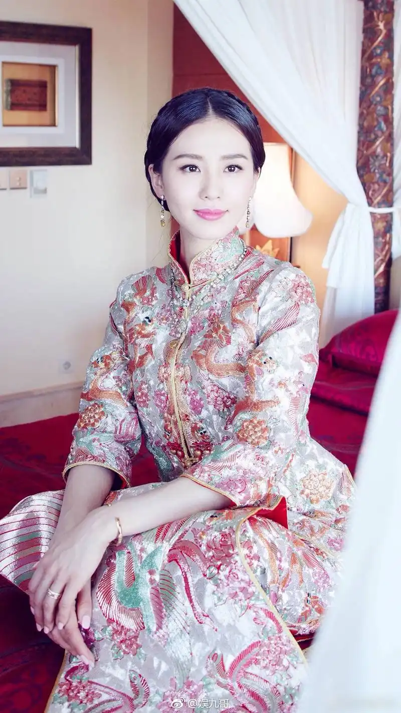 刘诗诗中式旗袍捧花大片!美窒息了