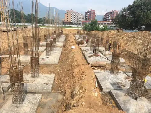 一,今日完成情况 男生宿舍楼地梁模板支撑架安装 女生宿舍楼基础承台