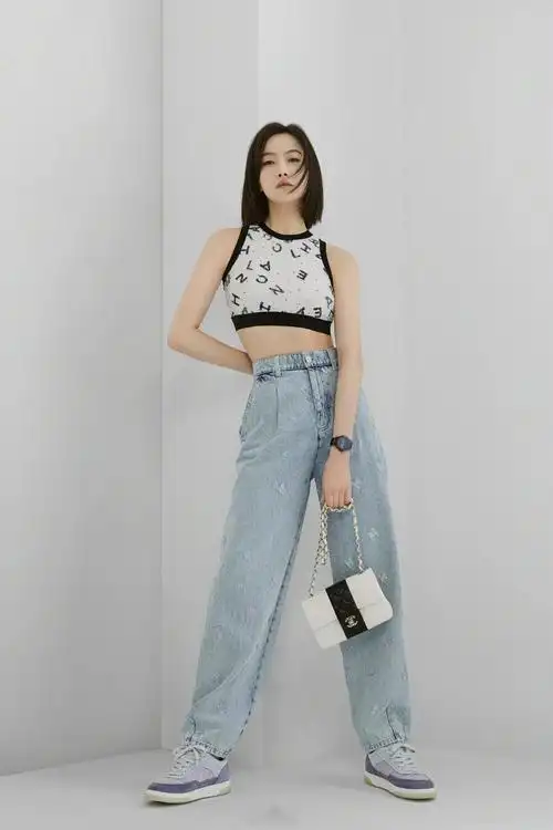 宋茜身穿印花背心配牛仔裤戴着全新wanted限定系列