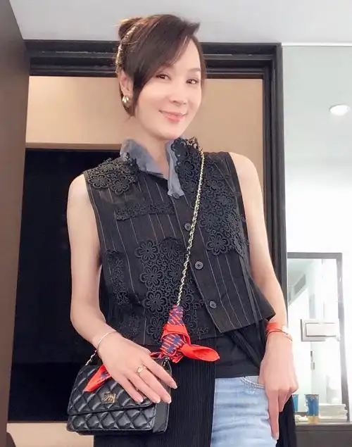 焦恩俊妻子林千钰晒与男子亲密照深情对视捧脸杀婚姻状况成谜