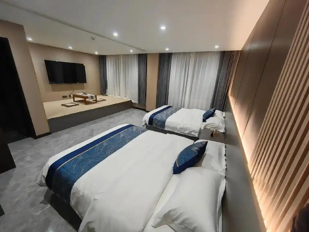 外加3米x2米的榻榻米休闲区域,适合一家多口居住,床垫均为吉斯床垫旗