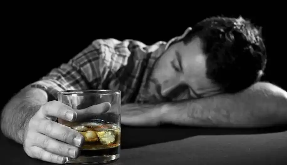 孤独的时候不是一个人想喝酒而是喝酒想一个人