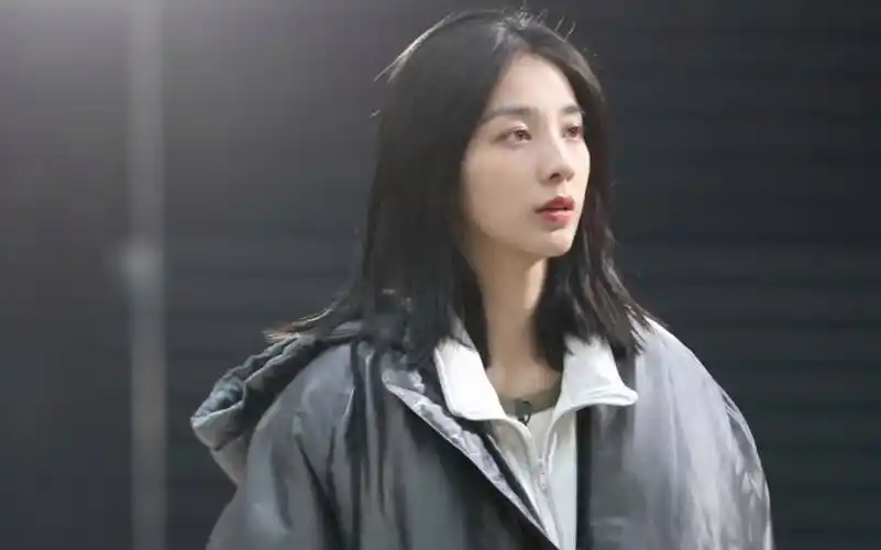 万鹏/一个谦逊又有分寸感的女孩