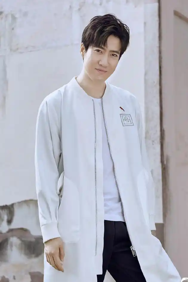 据了解,常远与妻子贺婉莹于2012年结婚,贺婉莹毕业于北京电影学院,是