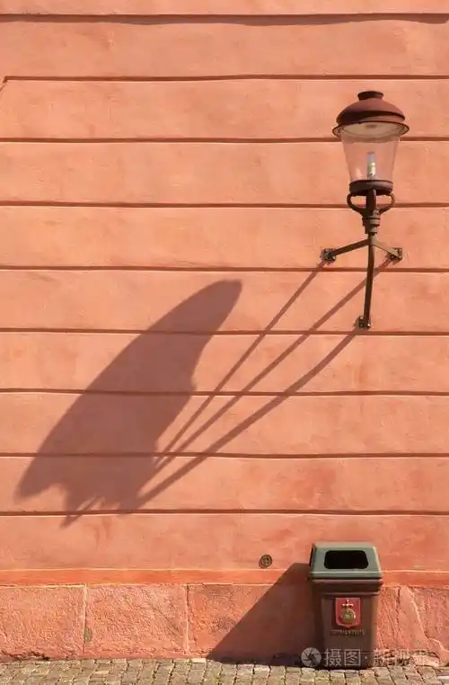 街灯和墙上的影子