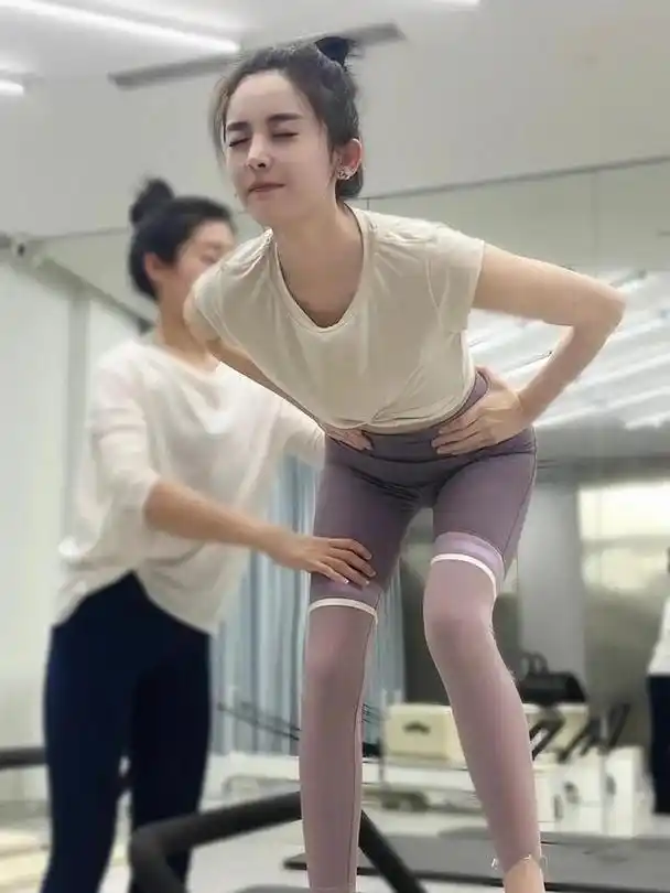 古力娜扎晒健身运动照,穿紧身裤大秀超长美腿,网友直呼:太美了