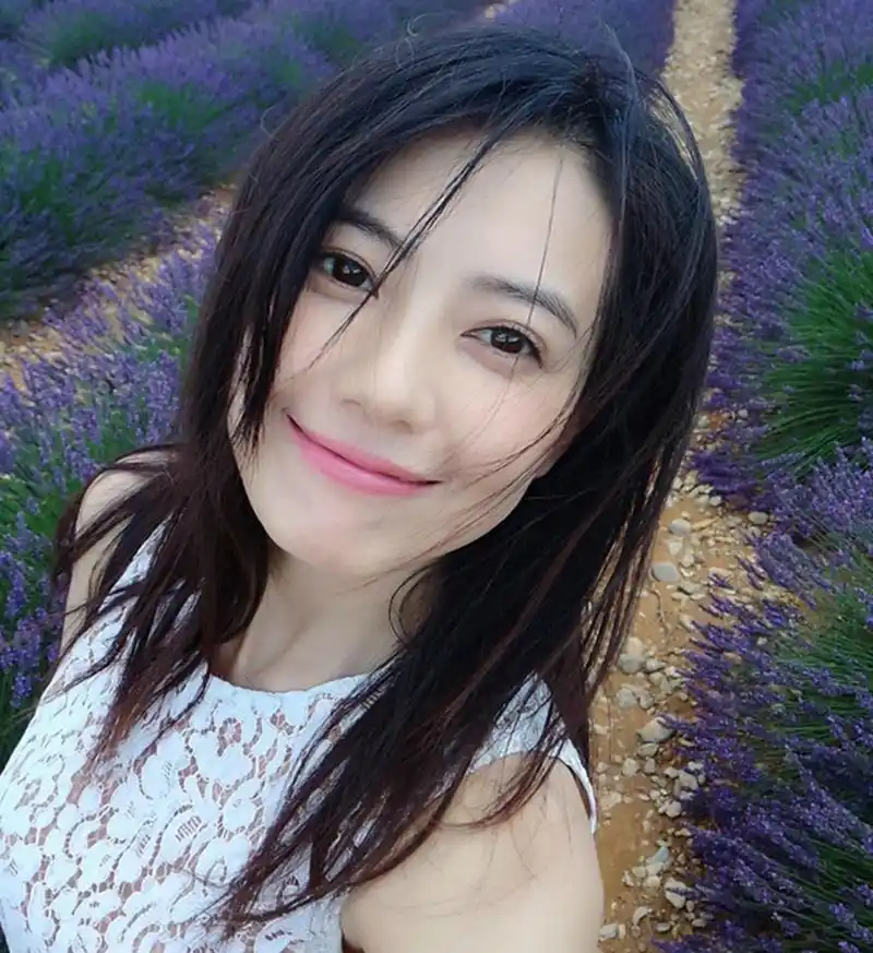 高圆圆的笑容确实非常美丽,她的笑容是那种温柔,善良且充满感染力的.