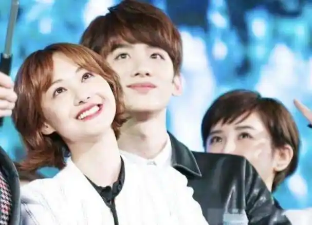 喜欢,当然也包括自己,不过可能是年龄的差距,白敬亭看起来就像郑爽的