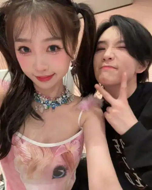 the9演唱会后台新合照##虞书欣陆柯燃喻言许佳琪孔雪儿合照