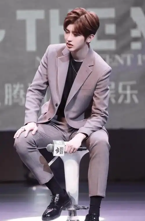 蔡徐坤真厉害,一身"奶糖衣"化身白马王子,引起极度舒适感!